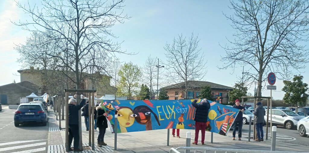 Bannière sur la place de la Mairie avril 2022